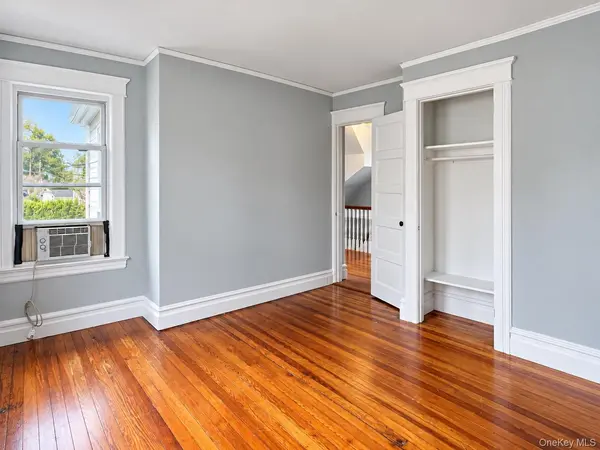 38 Stewart PL, Eastchester, NY 10709