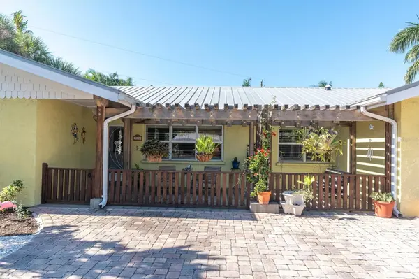 7106 PALM DR, Holmes Beach, FL 34217