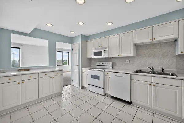 1727 W CRYSTAL LN #611, Mount Prospect, IL 60056