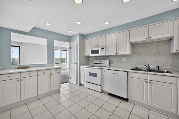 1727 W CRYSTAL LN #611, Mount Prospect, IL 60056