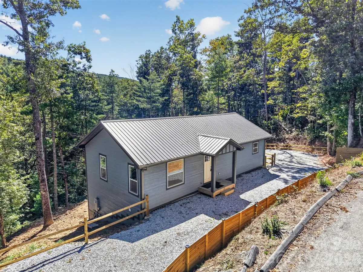 594 McMillan DR, Hendersonville, NC 28792