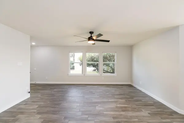 105 Sylvan ST, Hutto, TX 78634
