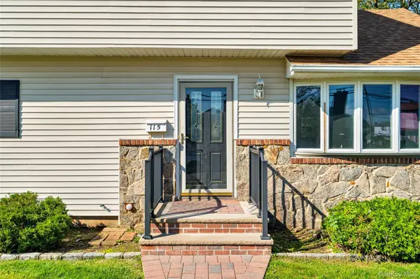 115 Kuhl AVE, Hicksville, NY 11801