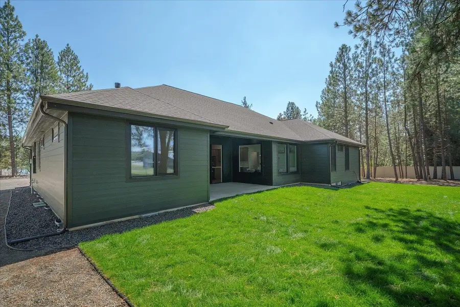 3402 E Yearling Rd, Chattaroy, WA 99003