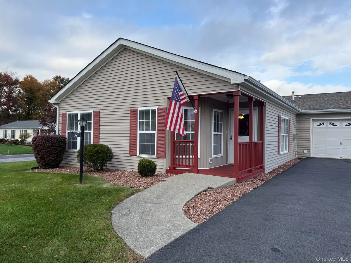 32 Naples DR, Poughkeepsie, NY 12603