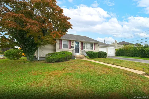 31 Cherry LN, Hicksville, NY 11801