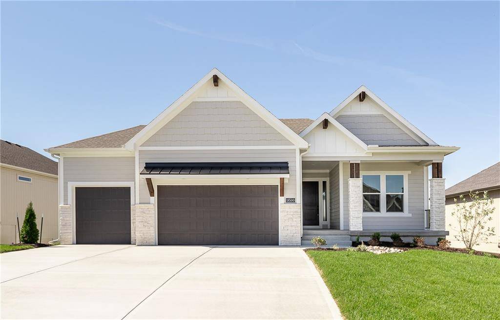 18500 Pawnee LN, Overland Park, KS 66085