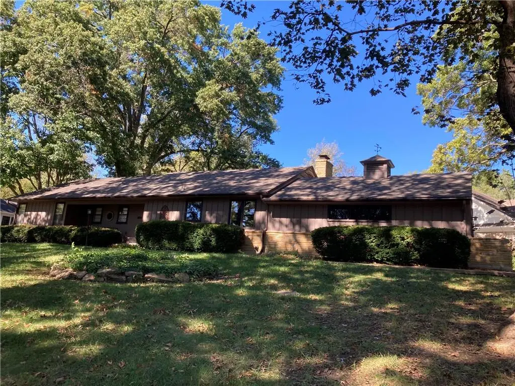 8930 Sagamore RD, Leawood, KS 66206