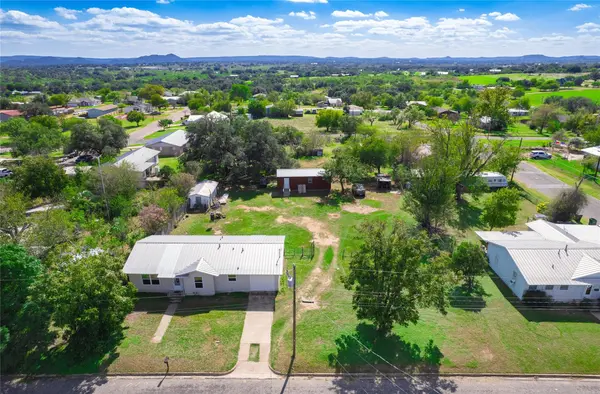 906 E Brown ST, Llano, TX 78643