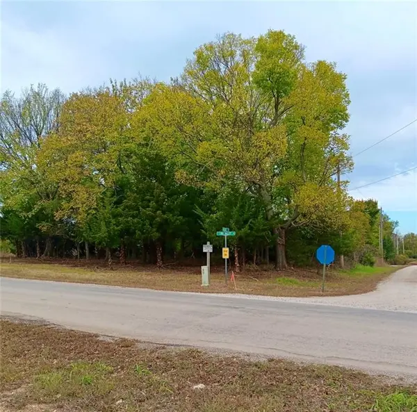1 Locust LN, Linn Valley, KS 66040