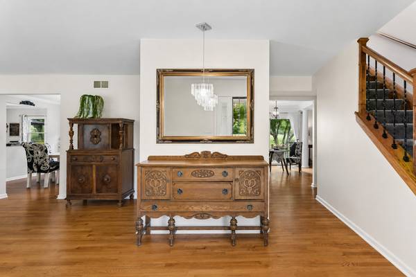 8425 Creekside LN, Darien, IL 60561