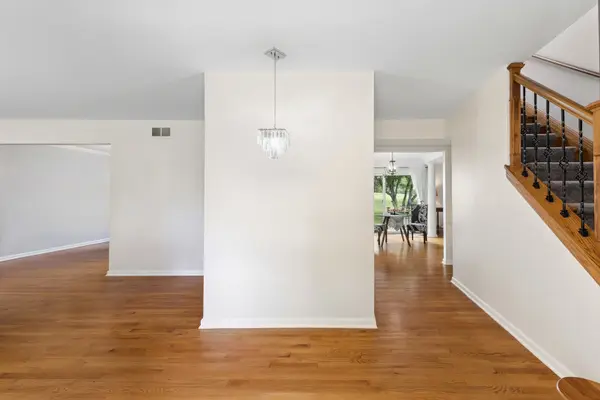 8425 Creekside LN, Darien, IL 60561