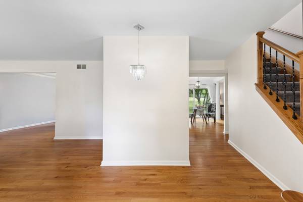8425 Creekside LN, Darien, IL 60561