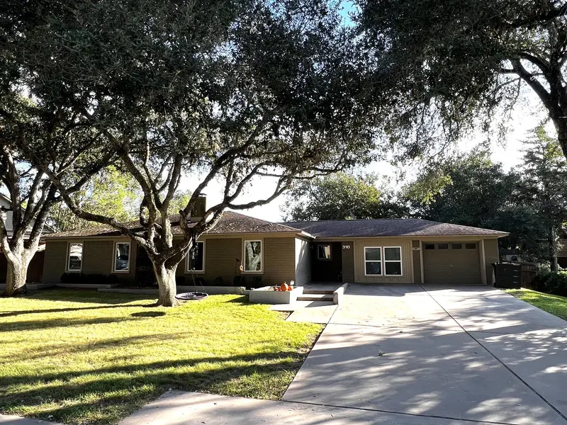 310 Buckeye TRL, La Grange, TX 78945