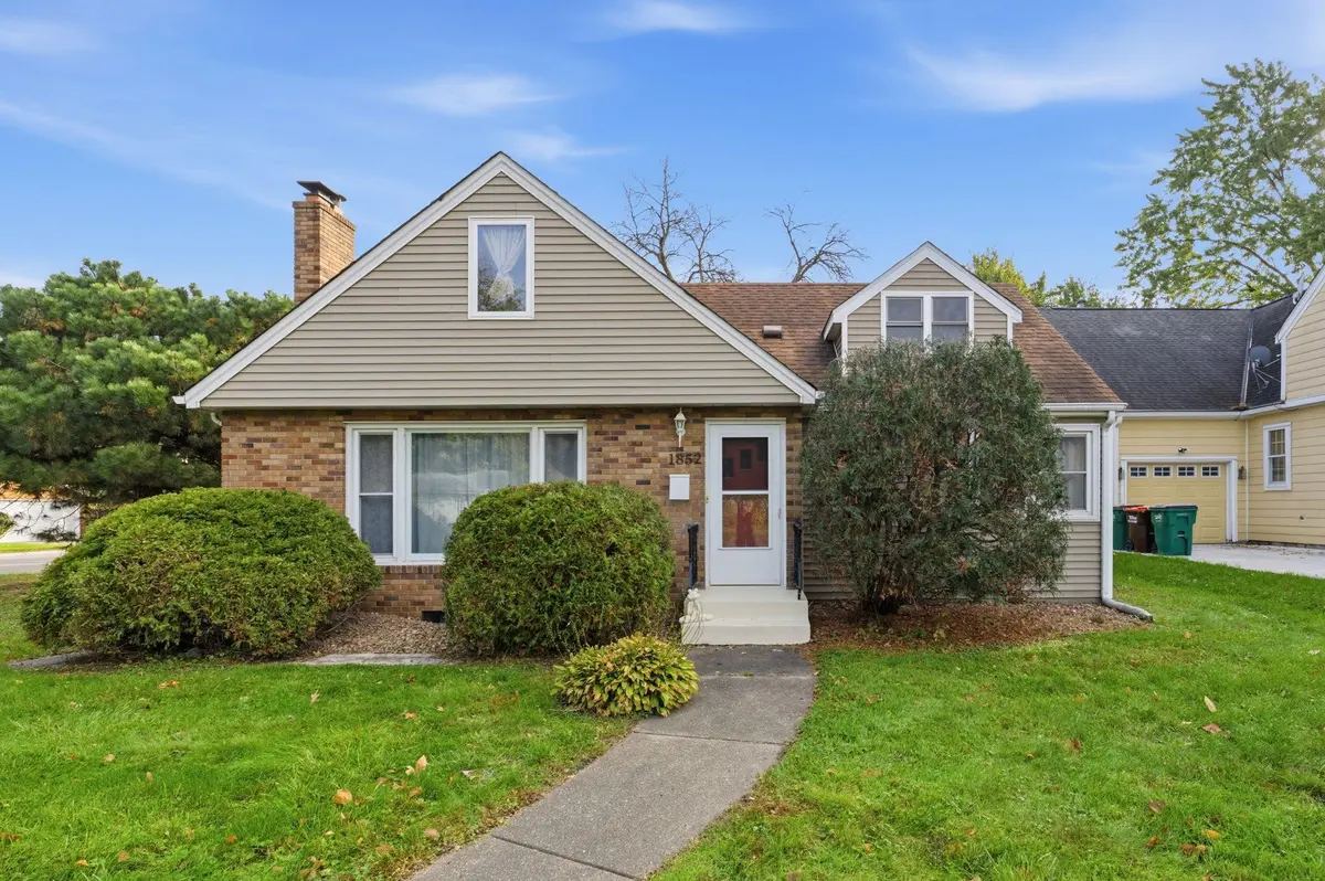 1852 Holton ST, Falcon Heights, MN 55113