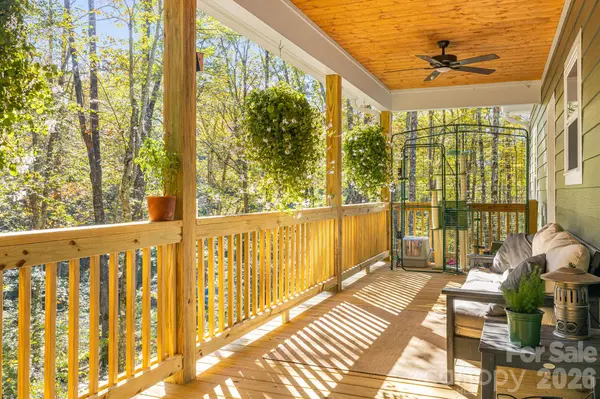 203 Sawyer LN, Horse Shoe, NC 28768