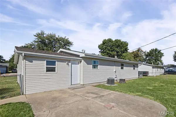 215 Avalon ST, Brighton, IL 62012