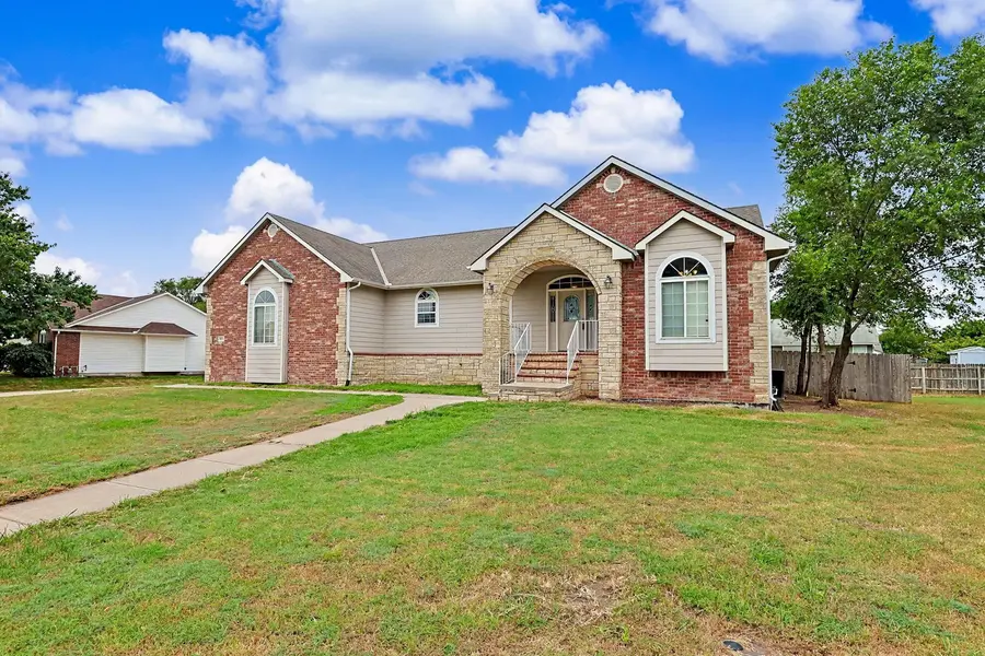 922 E Karla Ct, Haysville, KS 67060