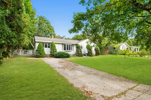 67 Weeks AVE, Manorville, NY 11949