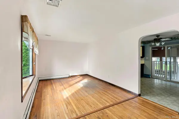 67 Weeks AVE, Manorville, NY 11949
