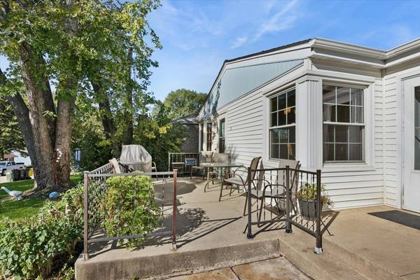 16 W Oak ST, Lake In The Hills, IL 60156