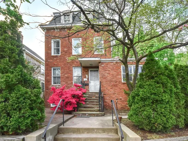 4 15 AVE #3rd fl, Sea Cliff, NY 11579