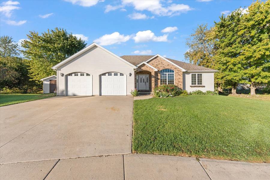 101 Red Bud CT, Mahomet, IL 61853