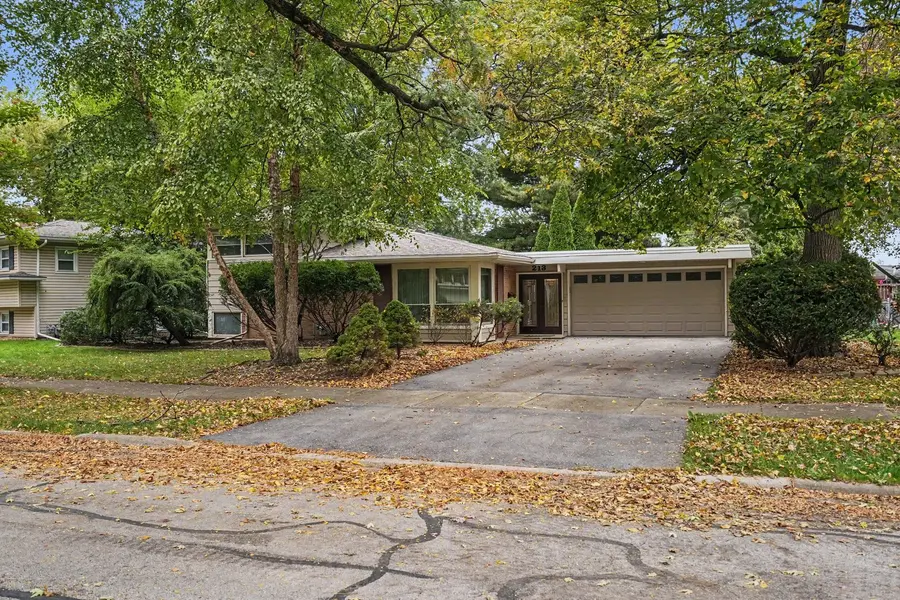 213 Triton LN, Naperville, IL 60540
