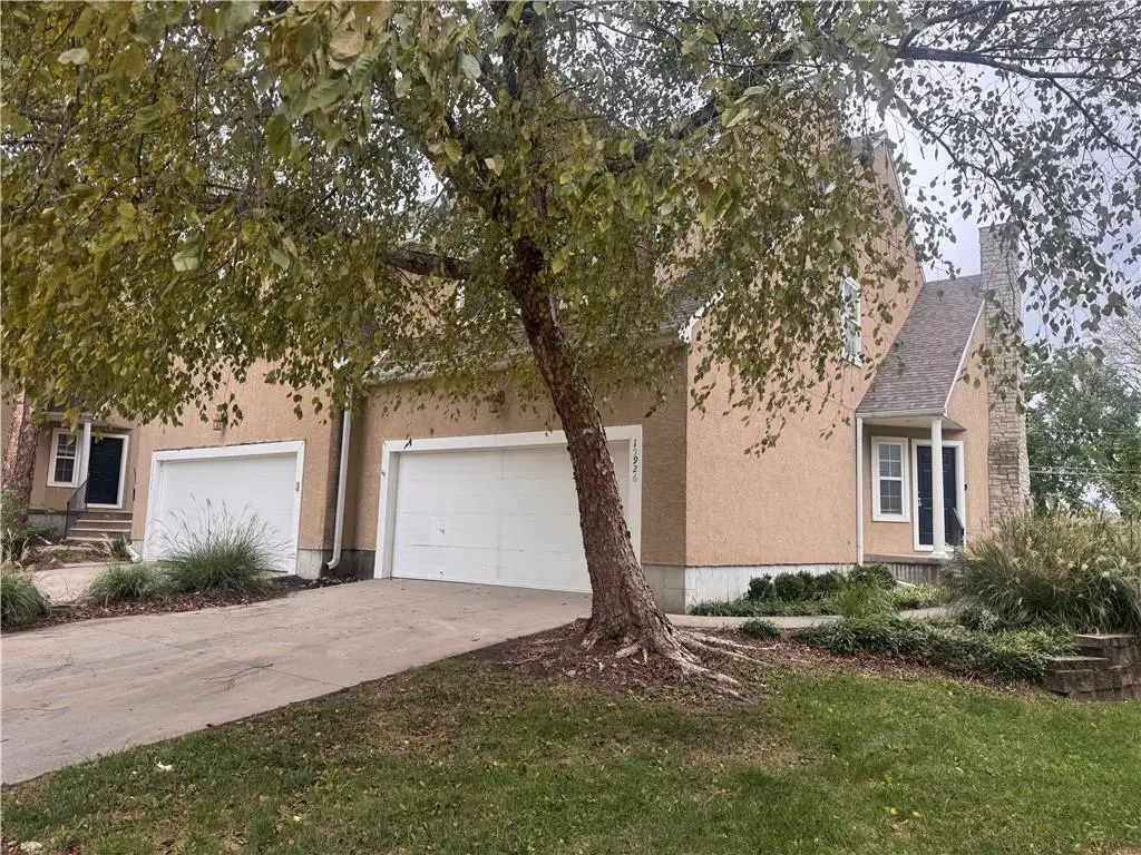 15928 W 91st TER, Lenexa, KS 66219