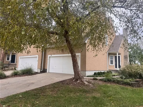 15928 W 91st TER, Lenexa, KS 66219