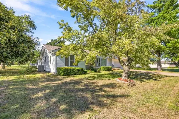 1220 S State Line RD, Galena, KS 66739