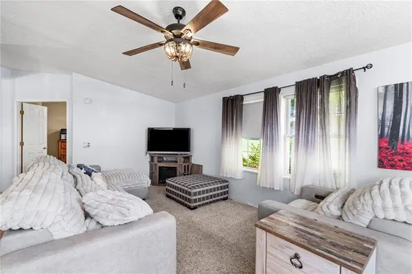921 NE White Oaks LN, Oak Grove, MO 64075