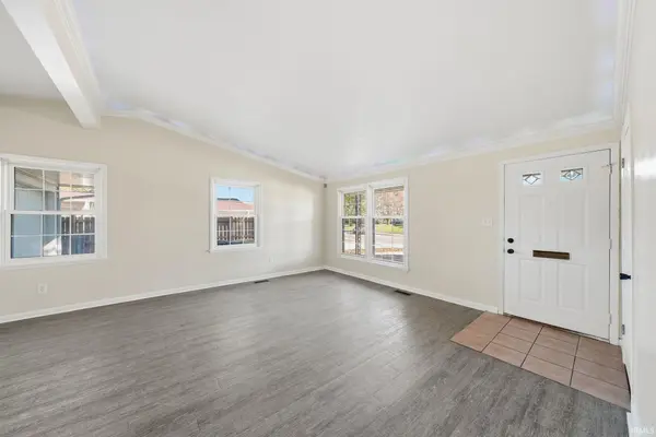 214 W Crown LN, Fort Wayne, IN 46807