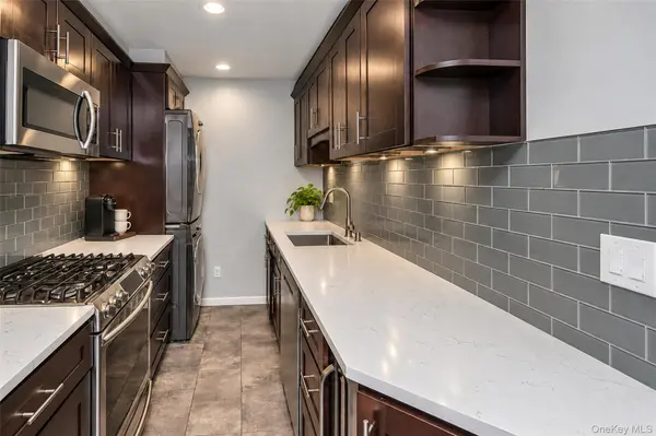 17-81 166th ST #3-27, Whitestone, NY 11357
