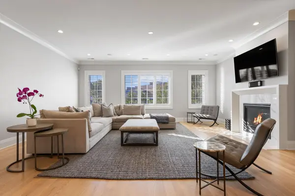 1142 W Diversey Pkwy #3, Chicago, IL 60614
