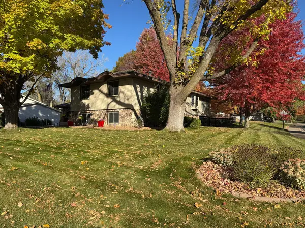 7102 Annapolis LN N, Maple Grove, MN 55311