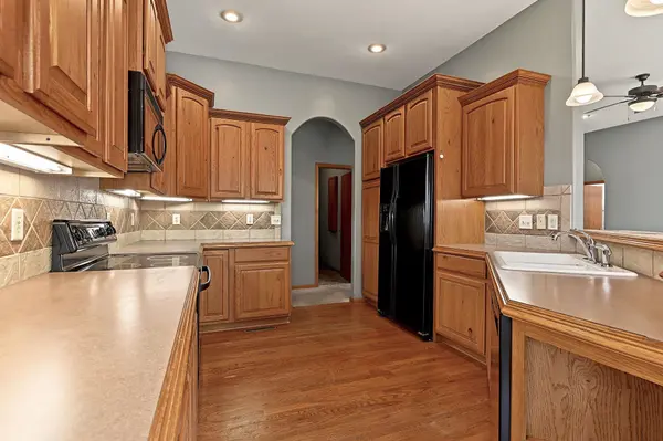 3037 N Triple Creek Dr, Derby, KS 67037