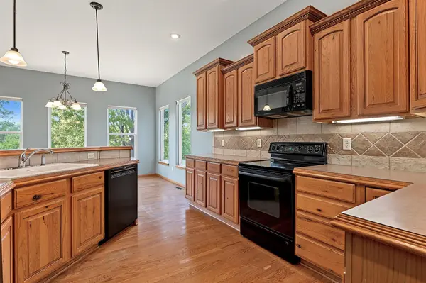3037 N Triple Creek Dr, Derby, KS 67037