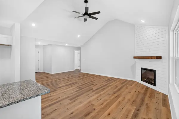 1193 Hunter LN, Ash Grove, MO 65604