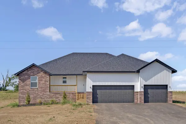 1193 Hunter LN, Ash Grove, MO 65604
