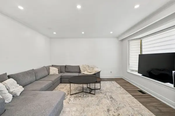560 Stonecliffe RD, Oakville, ON L6L 4N9