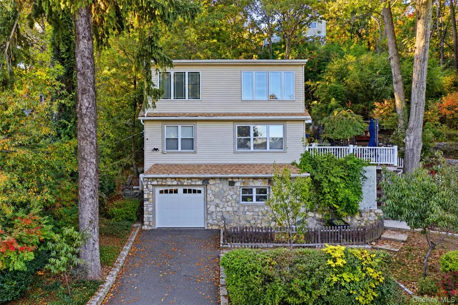 55 Tanglewylde RD, Lake Peekskill, NY 10537