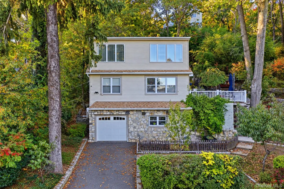 55 Tanglewylde RD, Lake Peekskill, NY 10537