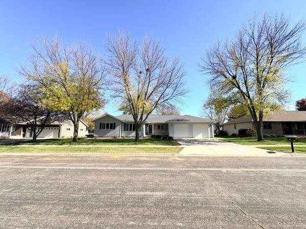 607 Deschepper ST, Marshall, MN 56258
