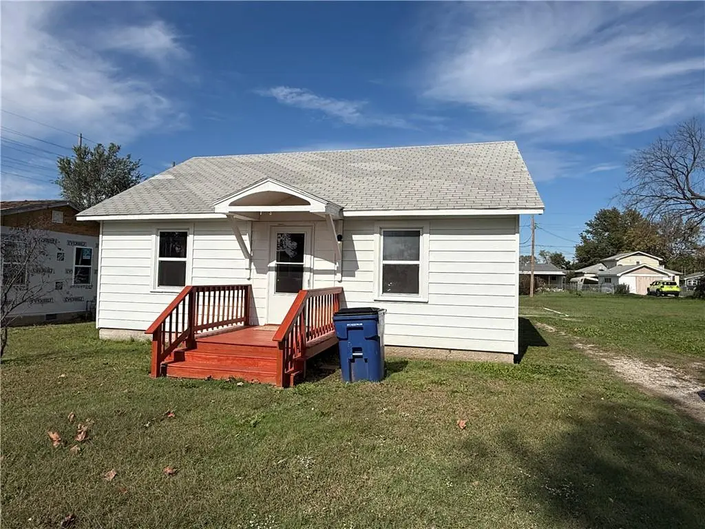 1612 W 6th ST, Coffeyville, KS 67337