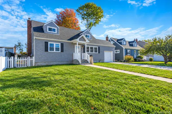 1025 N Greene AVE, Lindenhurst, NY 11757