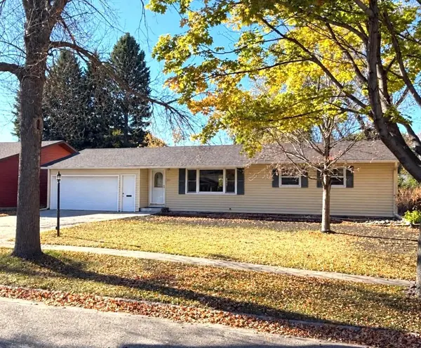 505 Maple LN, Moorhead, MN 56560