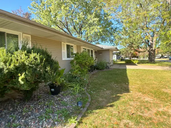 2819 Farrington ST, Roseville, MN 55113