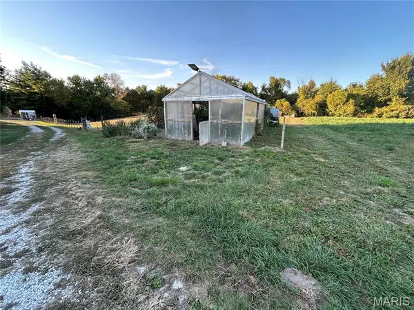 32954 Irish LN, Brighton, IL 62012