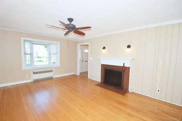 95 Krug PL, Mineola, NY 11501